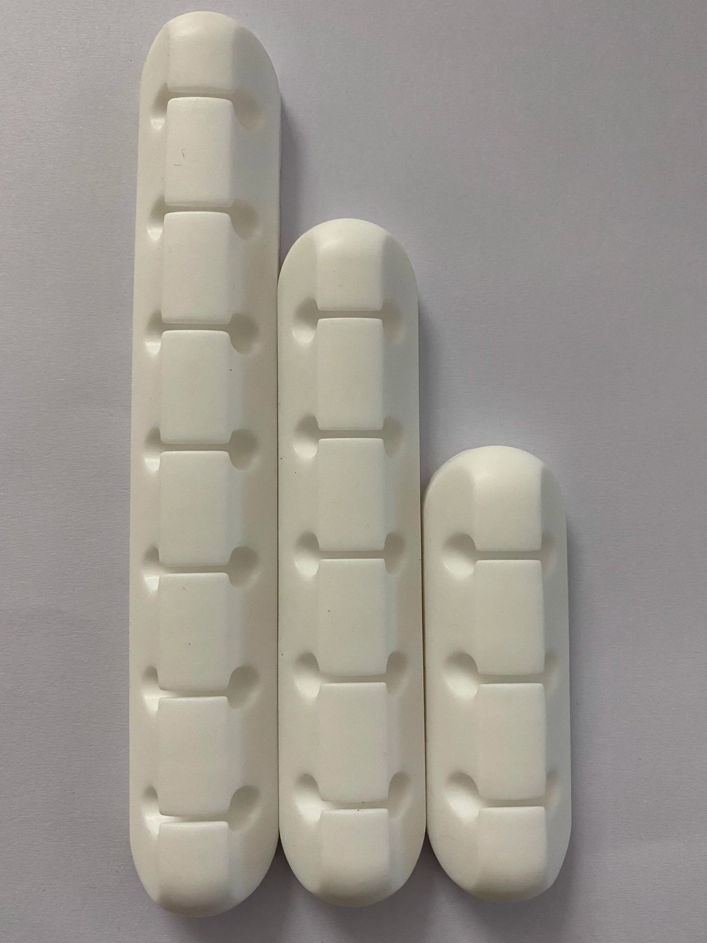 Scalloped Design Silicone Cable Organizer White 3,5 amd 7 clip, top view