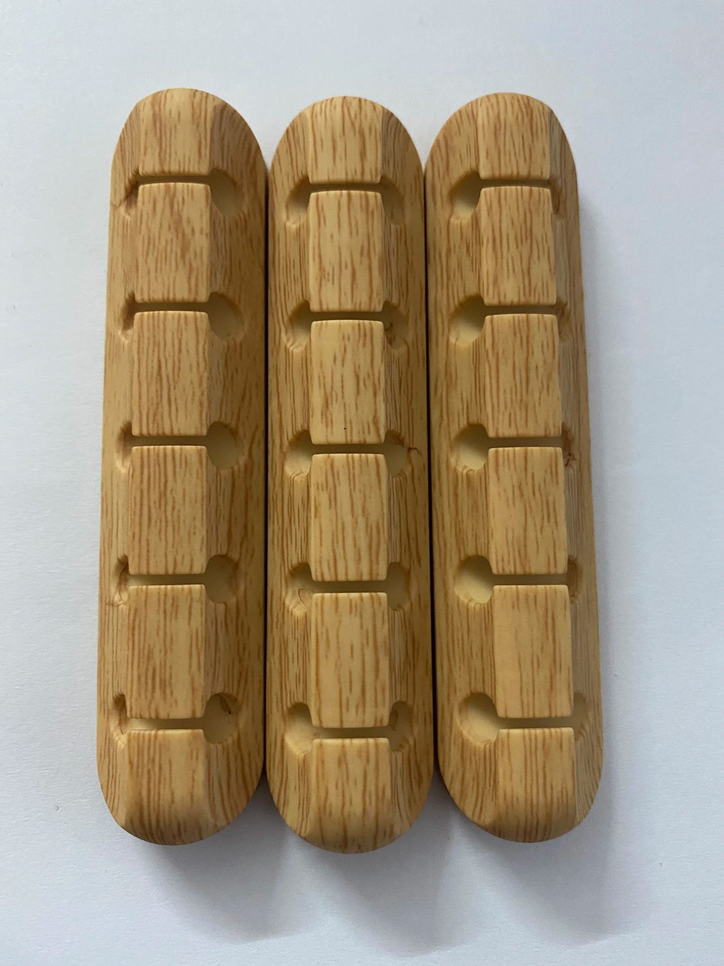 47219793658168Scalloped Design Silicone Cable Organizer wood 5 clip, top view