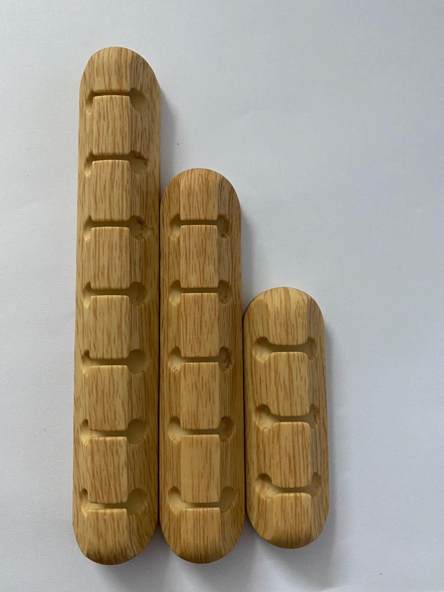 Scalloped Design Silicone Cable Organizer wood 3,5 and 7 clip, top view