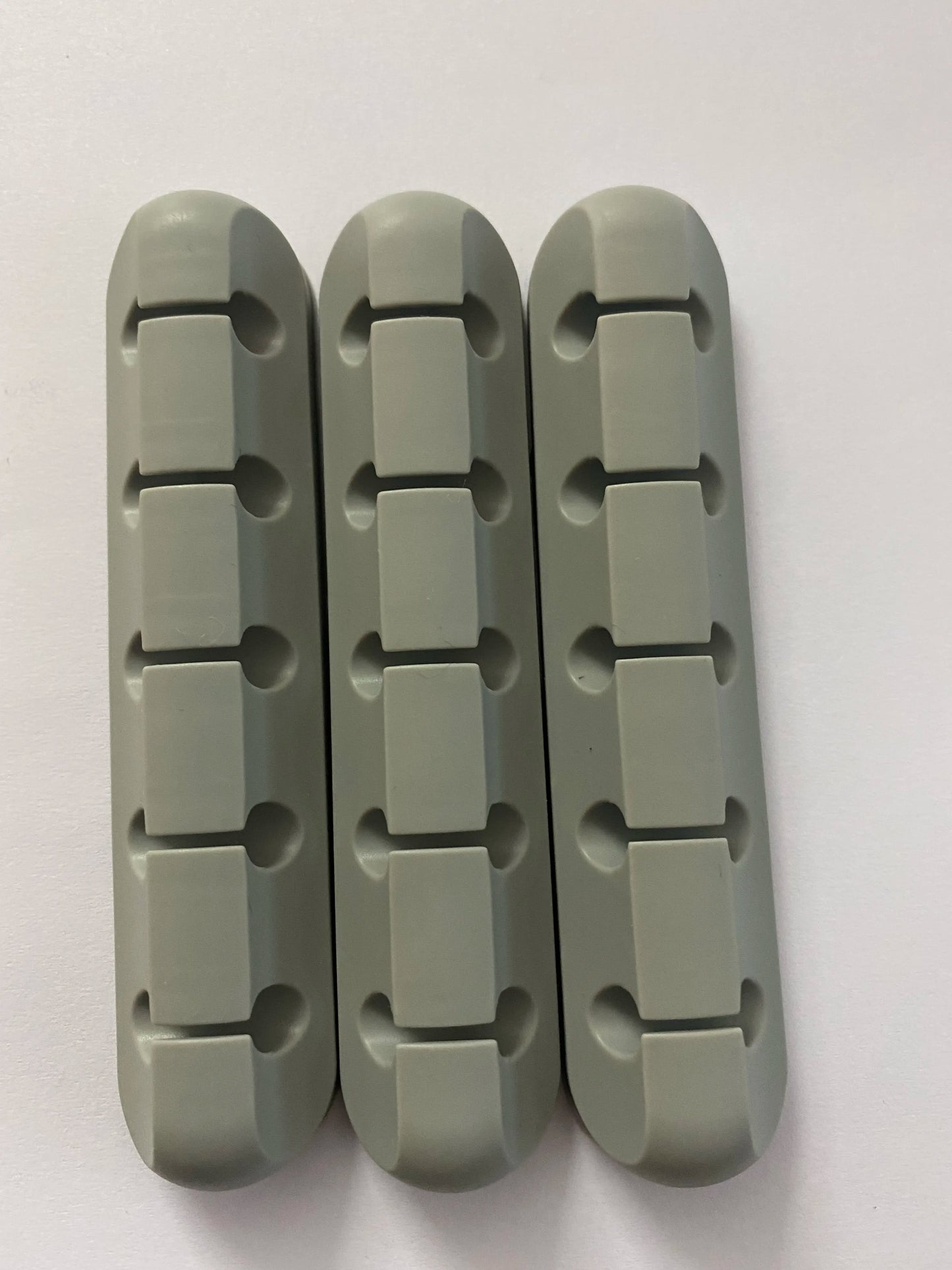 Scalloped Design Silicone Cable Organizer Grey 5 clip, top view