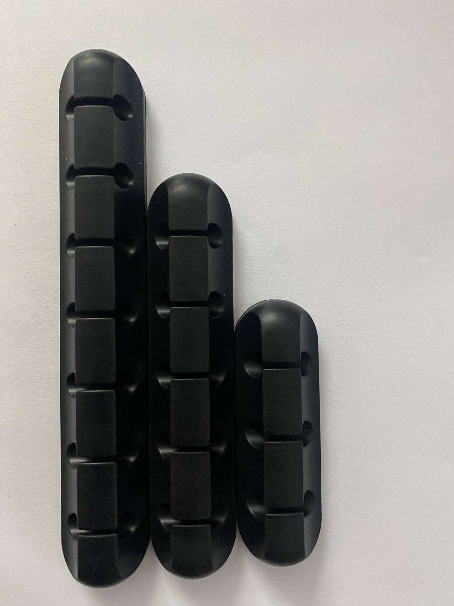 Scalloped Design Silicone Cable Organizer Black 3 5 and 7 clip, top view