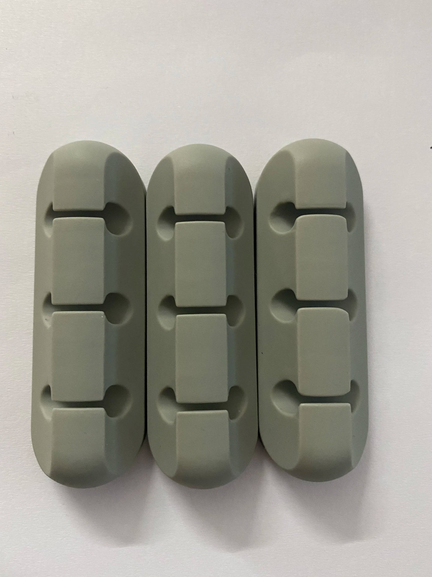 Scalloped Design Silicone Cable Organizer Grey 3 clip 3 off, top view