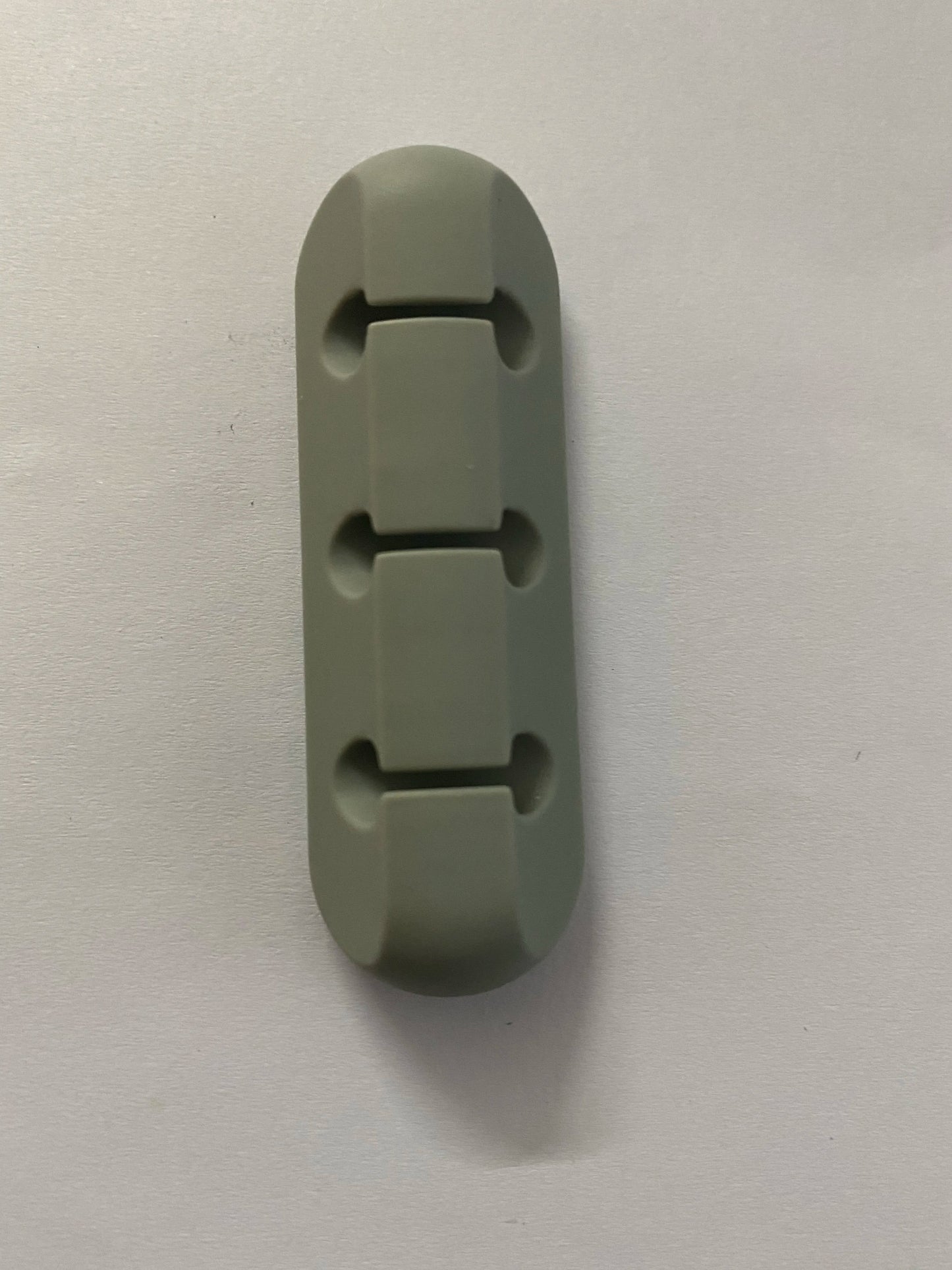 Scalloped Design Silicone Cable Organizer Grey 3 clip, top view