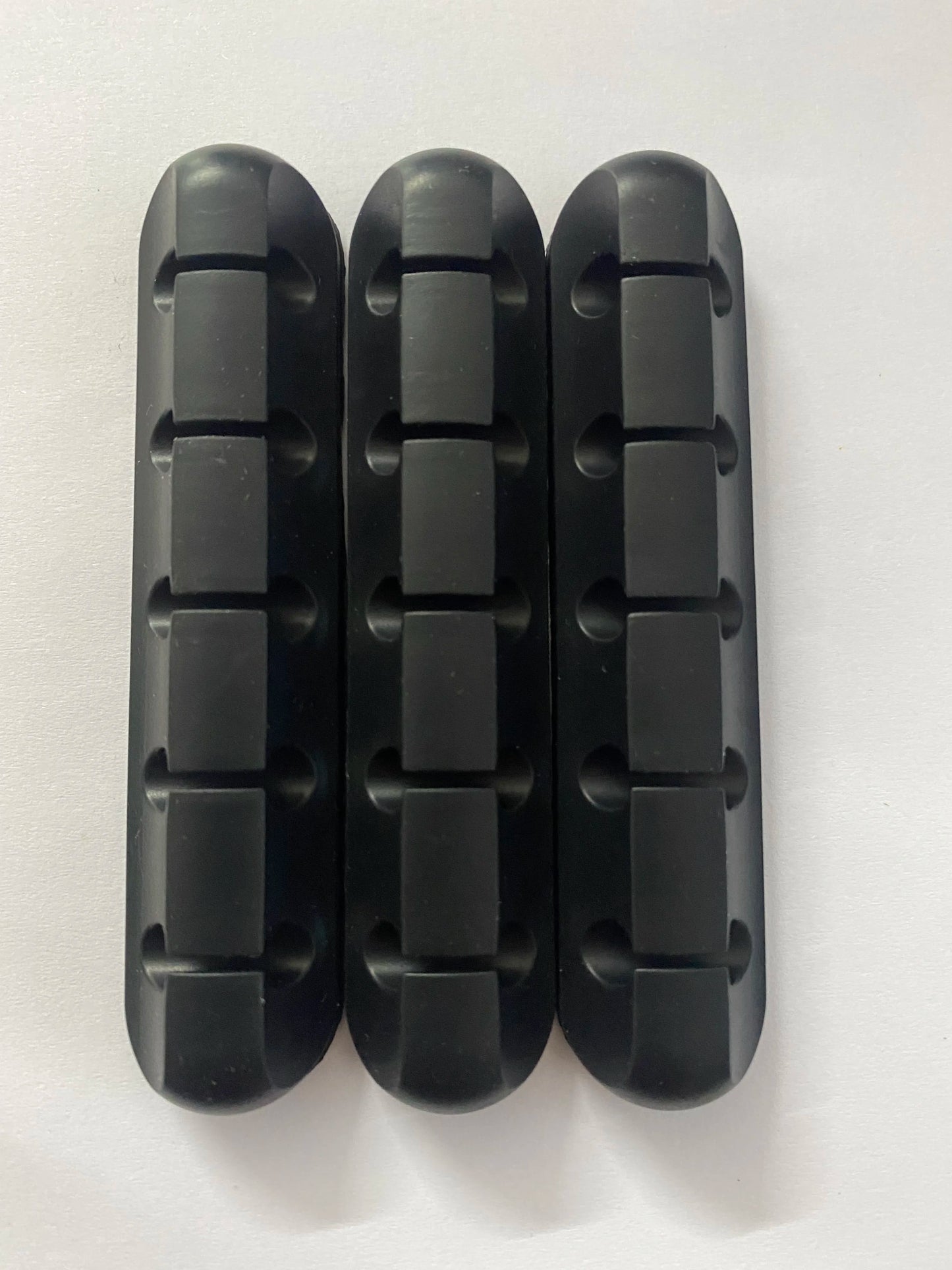 Scalloped Design Silicone Cable Organizer Black 5 clip, top view