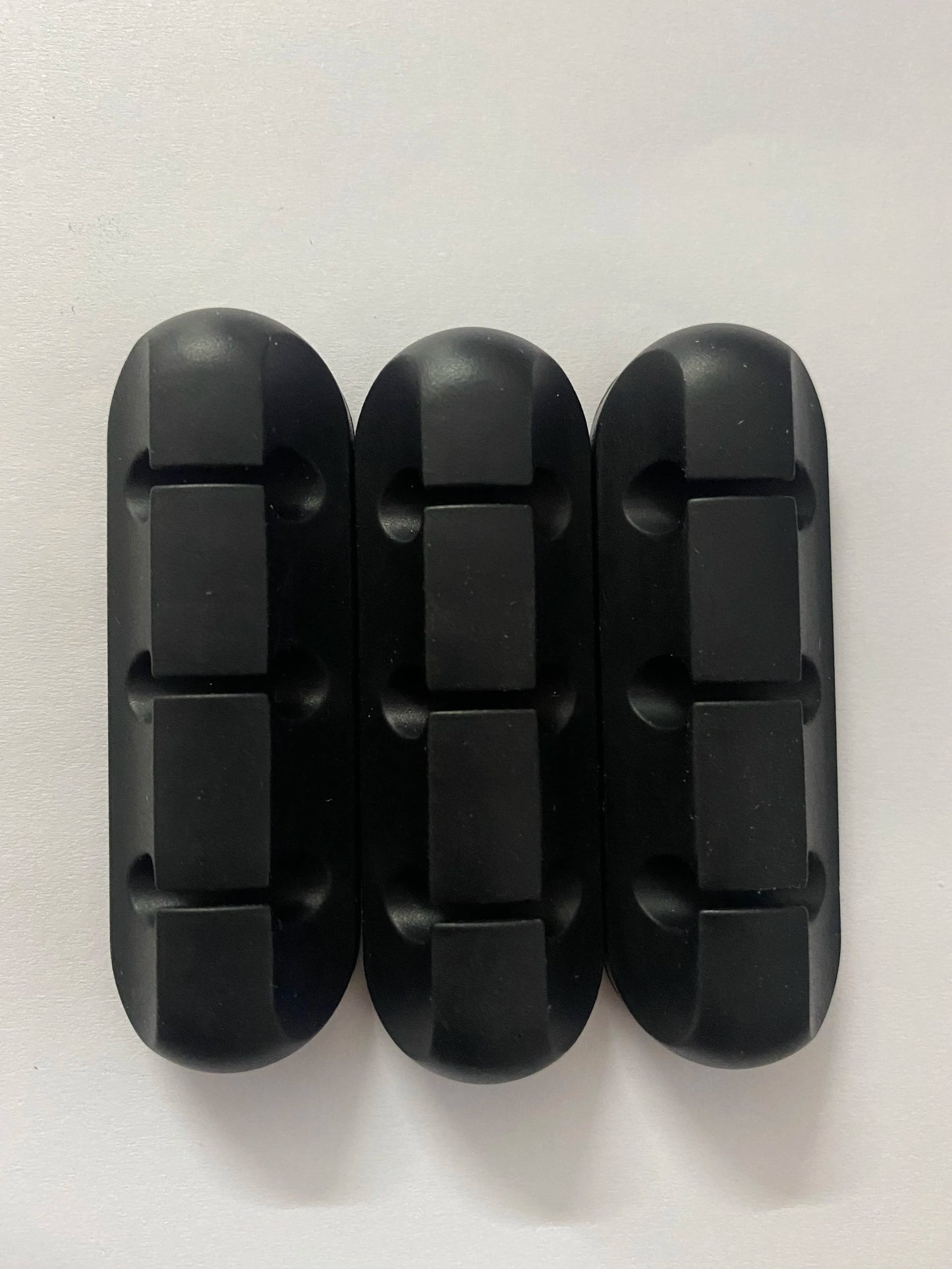 Scalloped Design Silicone Cable Organizer Black 3 clip, top view